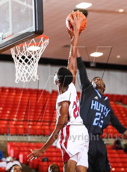 Thumbnail 2 in Wilmer-Hutchins vs. Southwest (DFW Basketball Challenge) photogallery.