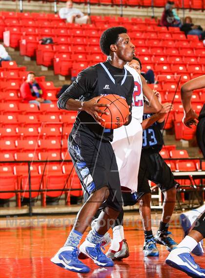 Thumbnail 2 in Wilmer-Hutchins vs. Southwest (DFW Basketball Challenge) photogallery.