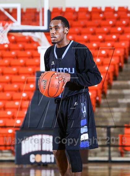 Thumbnail 2 in Wilmer-Hutchins vs. Southwest (DFW Basketball Challenge) photogallery.