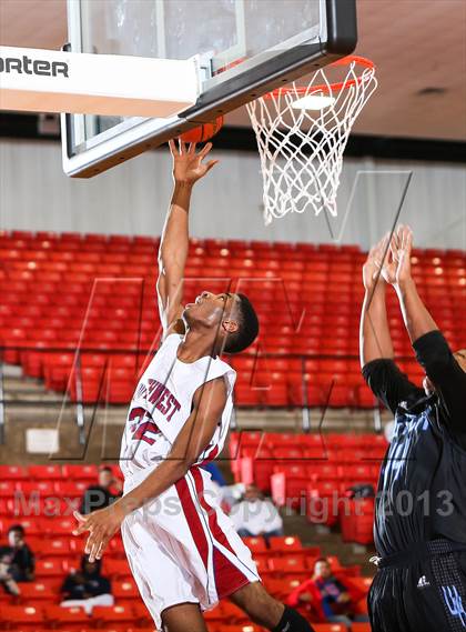 Thumbnail 3 in Wilmer-Hutchins vs. Southwest (DFW Basketball Challenge) photogallery.