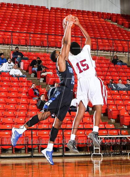 Thumbnail 2 in Wilmer-Hutchins vs. Southwest (DFW Basketball Challenge) photogallery.