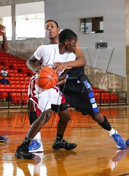 Thumbnail 2 in Wilmer-Hutchins vs. Southwest (DFW Basketball Challenge) photogallery.