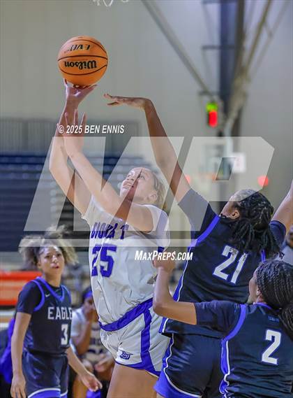 Thumbnail 2 in Booker T. Washington vs. Mount Paran Christian (She Got Game Classic) photogallery.