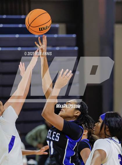 Thumbnail 3 in Booker T. Washington vs. Mount Paran Christian (She Got Game Classic) photogallery.