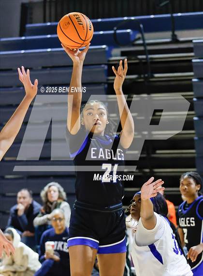 Thumbnail 3 in Booker T. Washington vs. Mount Paran Christian (She Got Game Classic) photogallery.