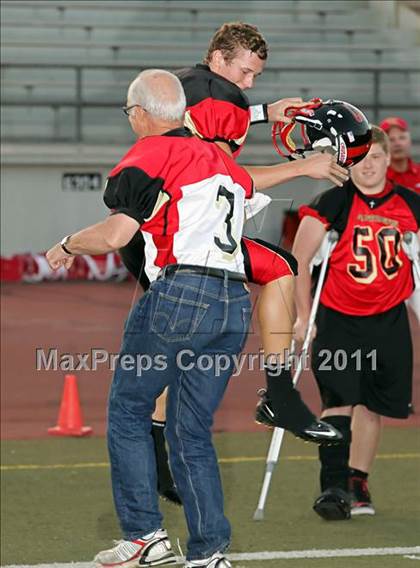Thumbnail 2 in Village Christian vs. Sierra Canyon photogallery.