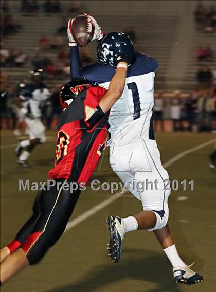 Thumbnail 3 in Village Christian vs. Sierra Canyon photogallery.
