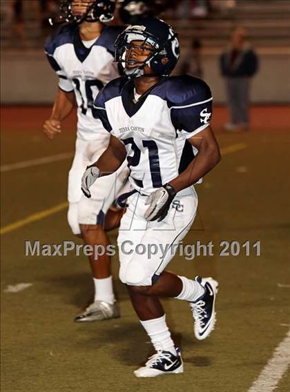 Thumbnail 2 in Village Christian vs. Sierra Canyon photogallery.