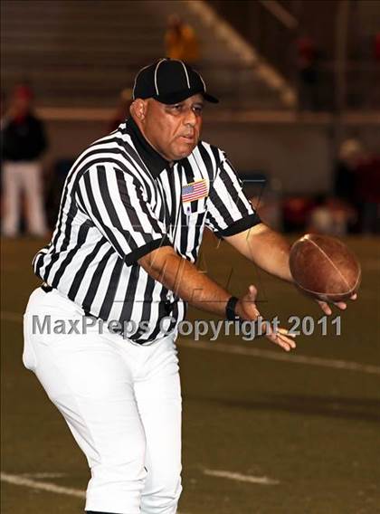 Thumbnail 3 in Village Christian vs. Sierra Canyon photogallery.