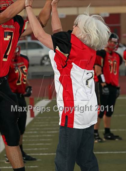 Thumbnail 3 in Village Christian vs. Sierra Canyon photogallery.