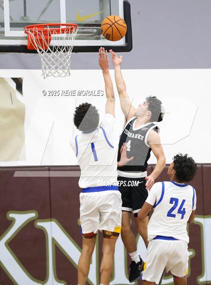 Thumbnail 2 in Shalhevet vs Bakersfield Christian photogallery.