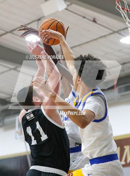 Thumbnail 1 in Shalhevet vs Bakersfield Christian photogallery.