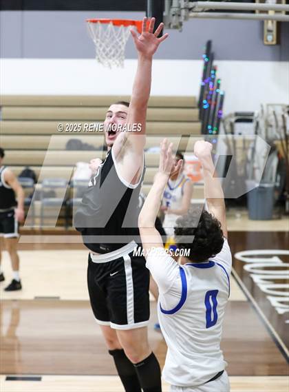 Thumbnail 2 in Shalhevet vs Bakersfield Christian photogallery.