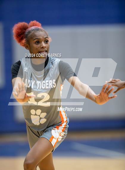 Thumbnail 2 in Mundy's Mill vs. Northside (Oscar Wimberly Christmas Classic @ Lamar County HS) photogallery.