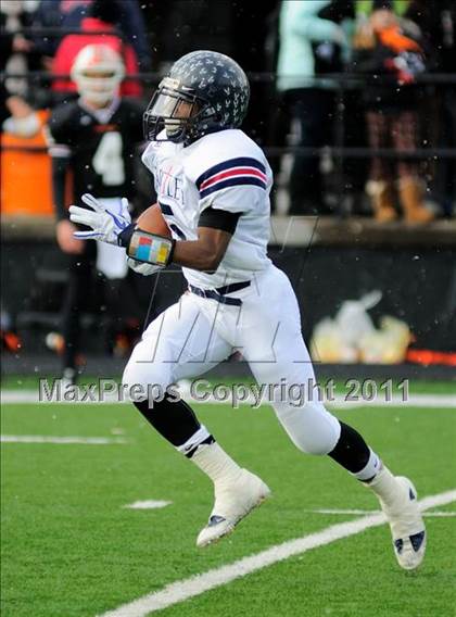 Thumbnail 2 in Chagrin Falls vs. Bishop Hartley (OHSAA D4 Final) photogallery.