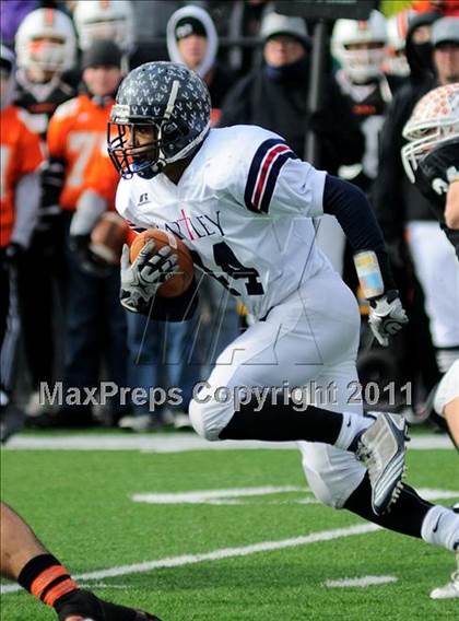 Thumbnail 2 in Chagrin Falls vs. Bishop Hartley (OHSAA D4 Final) photogallery.