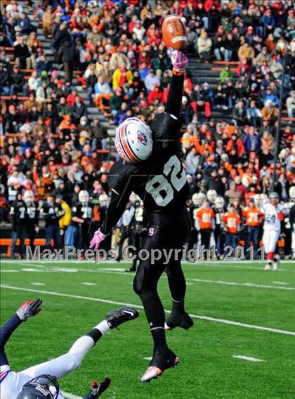 Thumbnail 3 in Chagrin Falls vs. Bishop Hartley (OHSAA D4 Final) photogallery.