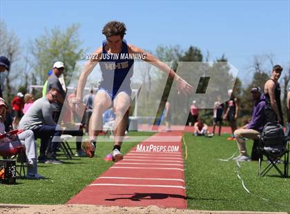 Thumbnail 3 in AAA 4A Regional Track & Field Meet photogallery.