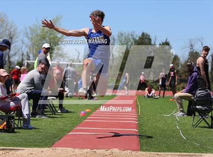 Thumbnail 1 in AAA 4A Regional Track & Field Meet photogallery.