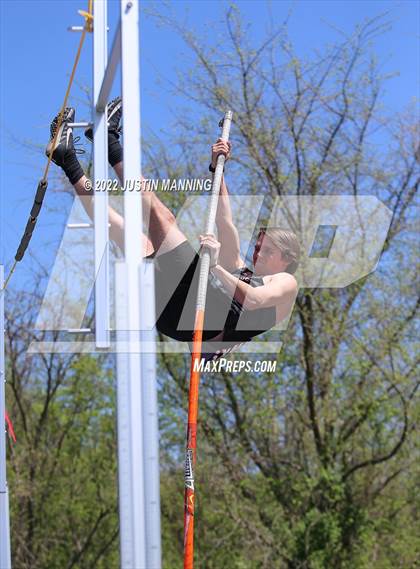 Thumbnail 1 in AAA 4A Regional Track & Field Meet photogallery.