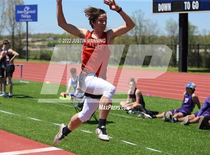 Thumbnail 3 in AAA 4A Regional Track & Field Meet photogallery.