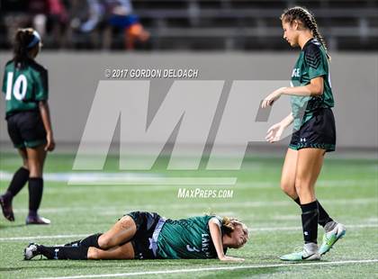 Thumbnail 2 in Red Oak vs. Lake Ridge (UIL 5A Regional Quarterfinal) photogallery.