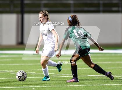 Thumbnail 3 in Red Oak vs. Lake Ridge (UIL 5A Regional Quarterfinal) photogallery.