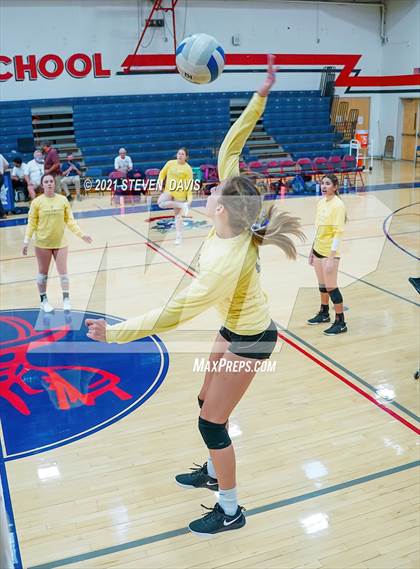 Thumbnail 3 in Rock Point vs. Tempe Prep (AIA 1A Finals) photogallery.