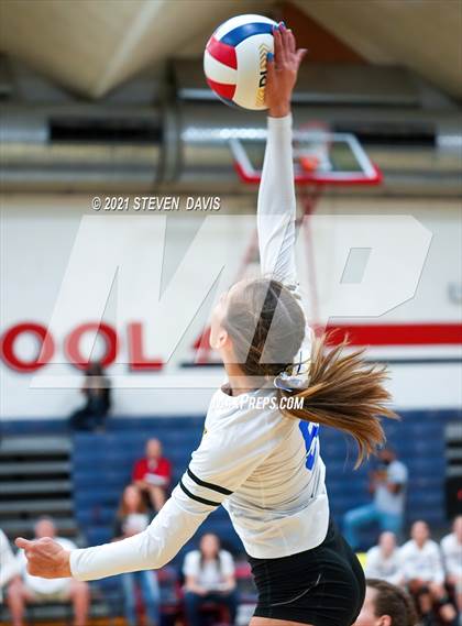 Thumbnail 2 in Rock Point vs. Tempe Prep (AIA 1A Finals) photogallery.