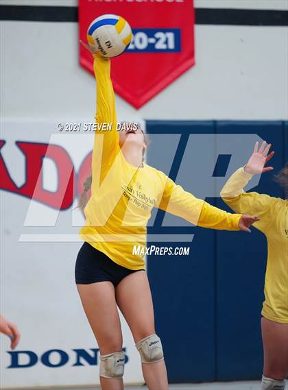 Thumbnail 2 in Rock Point vs. Tempe Prep (AIA 1A Finals) photogallery.