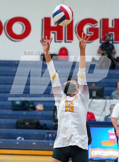 Thumbnail 3 in Rock Point vs. Tempe Prep (AIA 1A Finals) photogallery.