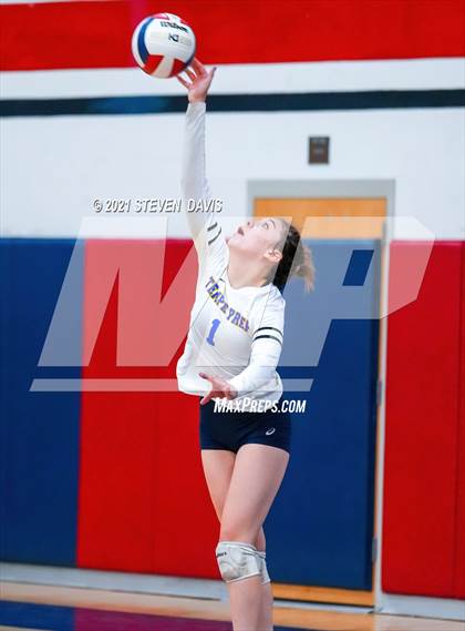 Thumbnail 3 in Rock Point vs. Tempe Prep (AIA 1A Finals) photogallery.