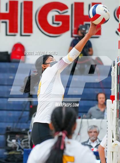 Thumbnail 3 in Rock Point vs. Tempe Prep (AIA 1A Finals) photogallery.