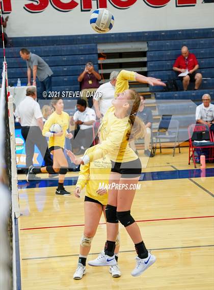 Thumbnail 3 in Rock Point vs. Tempe Prep (AIA 1A Finals) photogallery.