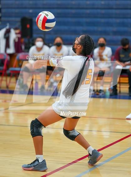 Thumbnail 1 in Rock Point vs. Tempe Prep (AIA 1A Finals) photogallery.