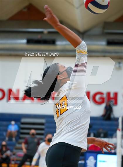 Thumbnail 2 in Rock Point vs. Tempe Prep (AIA 1A Finals) photogallery.