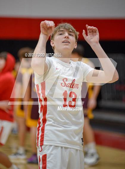 Thumbnail 2 in Salem vs South Range (Salem Basketball Holiday Classic) photogallery.