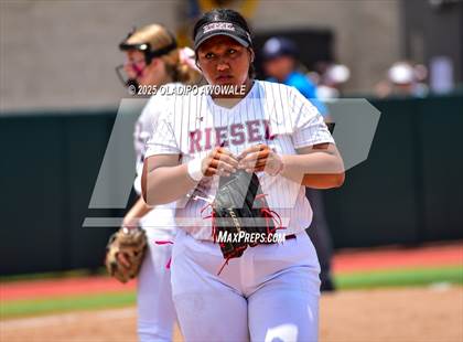 Thumbnail 1 in Ganado vs. Riesel (UIL Softball 2A Div 1 Final) photogallery.