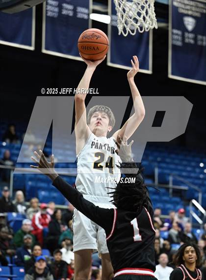 Thumbnail 2 in Shaker Heights vs. Perry (OHSAA Division 2 Regional Final) photogallery.
