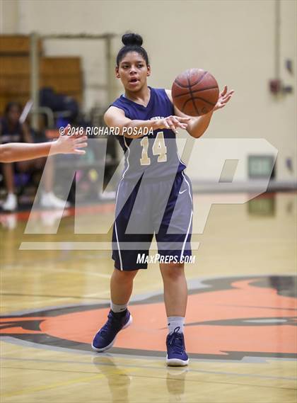 Thumbnail 1 in Selma vs. Golden Valley (Selma Shootout) photogallery.