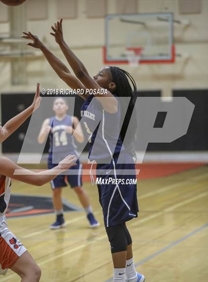 Thumbnail 2 in Selma vs. Golden Valley (Selma Shootout) photogallery.