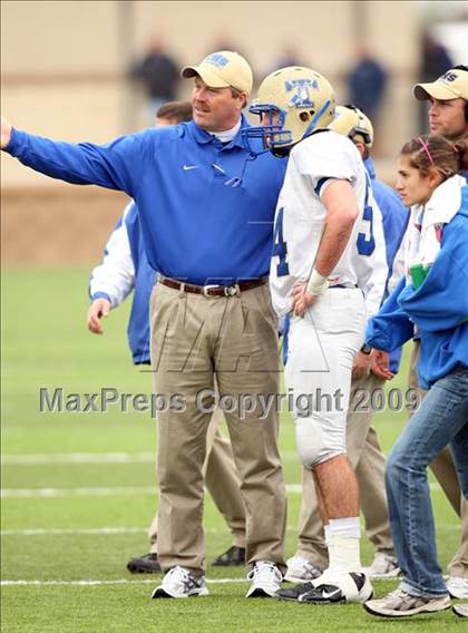 Thumbnail 1 in Tivy vs. Brenham (Texas 4A Semifinal) photogallery.
