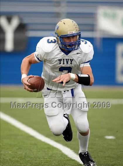 Thumbnail 1 in Tivy vs. Brenham (Texas 4A Semifinal) photogallery.