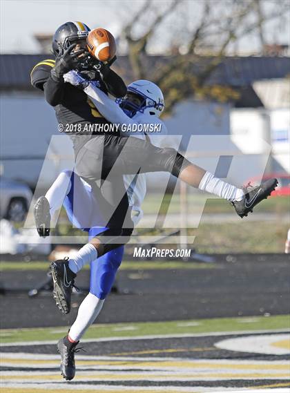 Thumbnail 1 in De La Salle @ St. Laurence (Chicago Catholic League Prep Bowl Playoff Semifinal) photogallery.