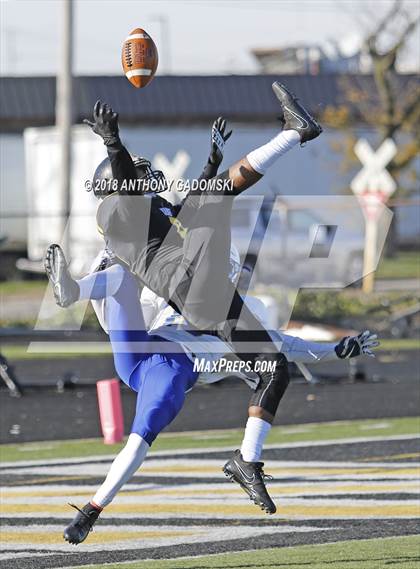 Thumbnail 3 in De La Salle @ St. Laurence (Chicago Catholic League Prep Bowl Playoff Semifinal) photogallery.