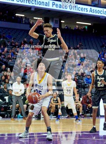 Thumbnail 1 in Mt. Shasta vs. Foothill (CIF State D5 Final) photogallery.