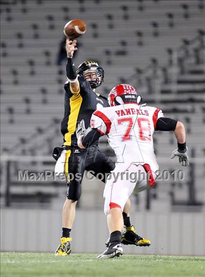 Thumbnail 1 in Crandall vs. Van (3A Region 2 Bi-District Playoffs) photogallery.