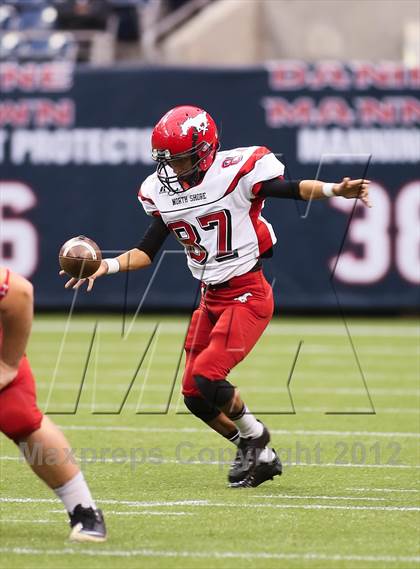 Thumbnail 3 in North Shore vs. Alief Elsik (UIL 5A Division 1 Regional Playoff) photogallery.