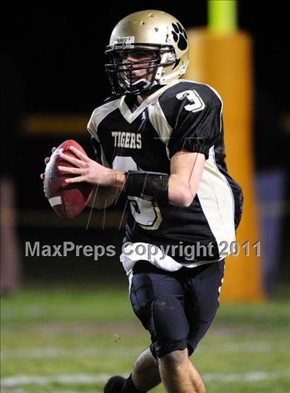 Thumbnail 1 in North Haven @ Hand (CIAC Class L Quarterfinal) photogallery.