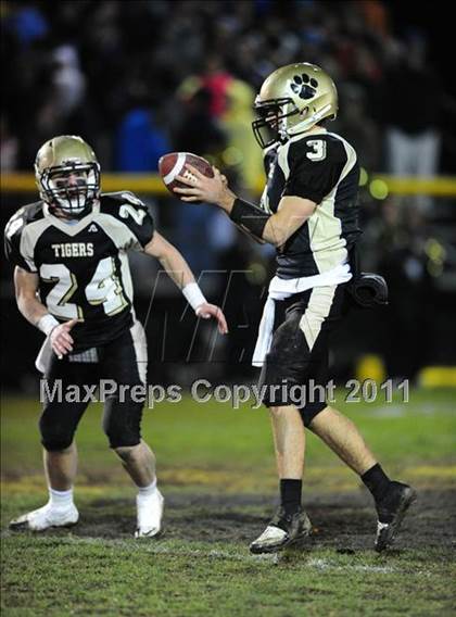 Thumbnail 3 in North Haven @ Hand (CIAC Class L Quarterfinal) photogallery.